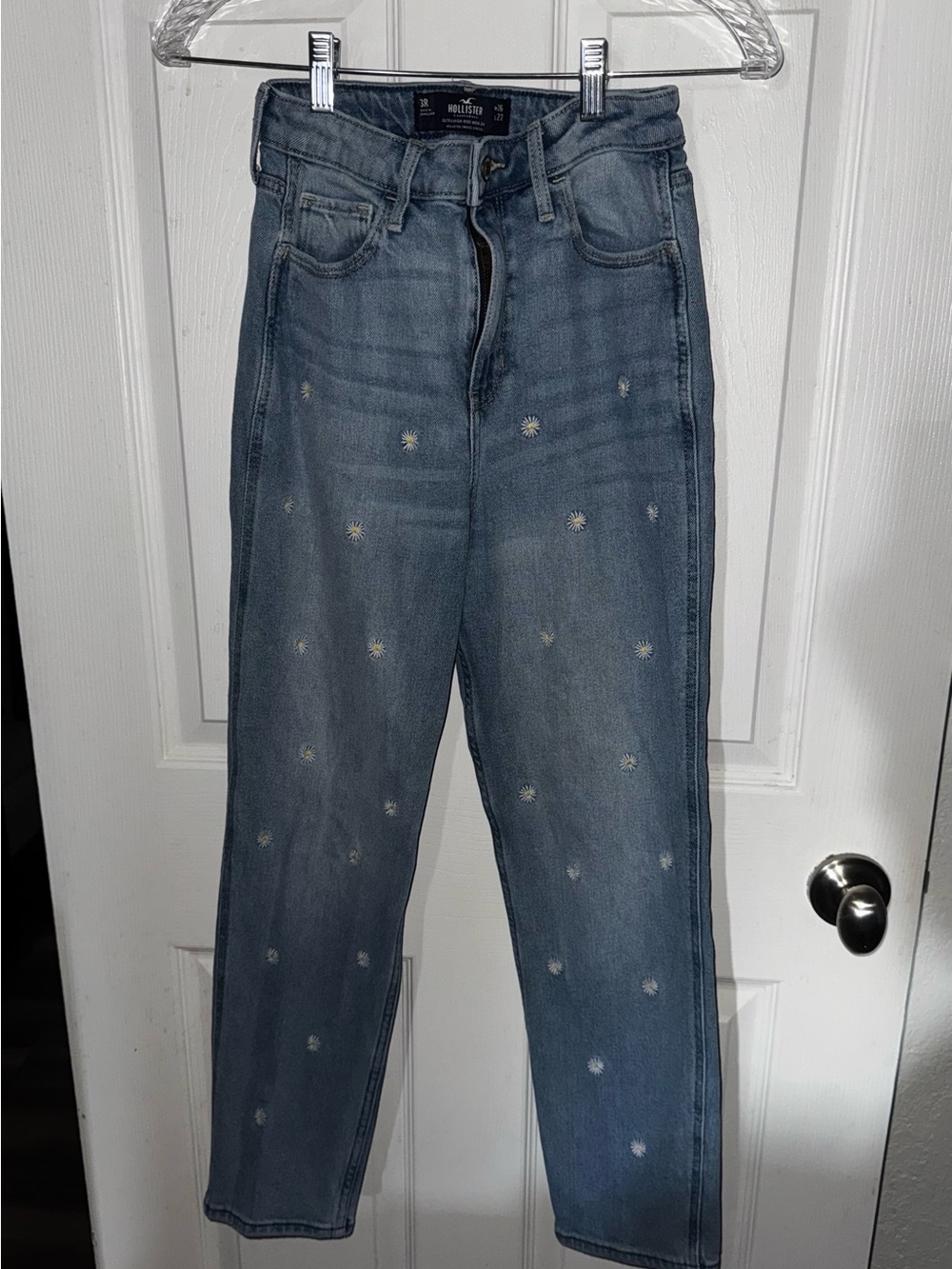 ♥️ Hollister High-Rise Straight Jeans in Light Blue with Embroidered Daisies ♥️